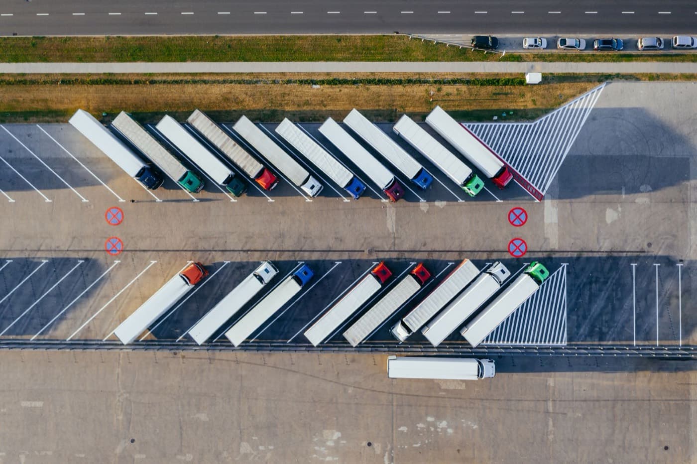 Vue aérienne de semi-remorques stationnés sur une aire