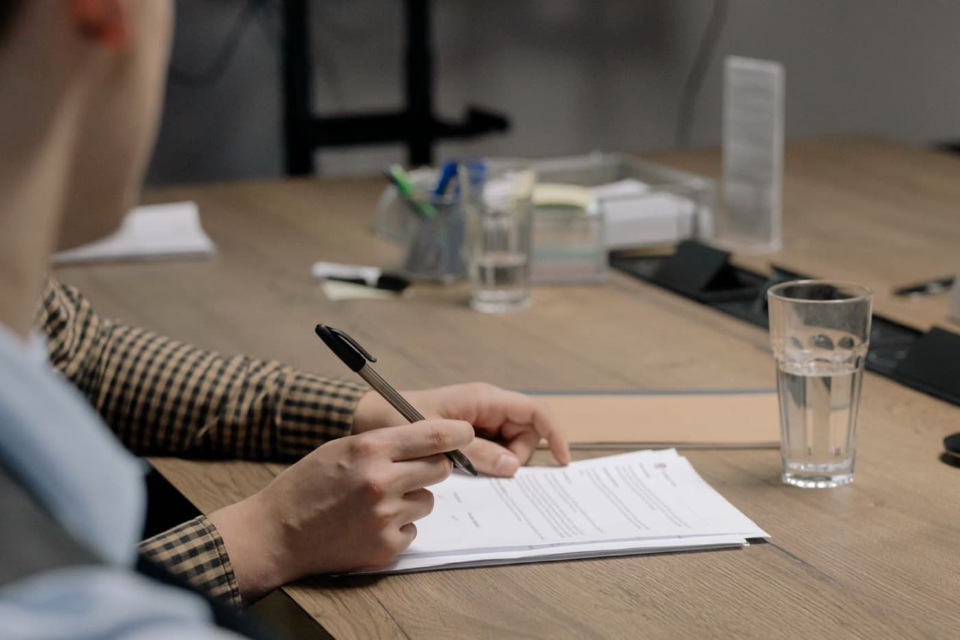 Signature d'un document en salle de réunion